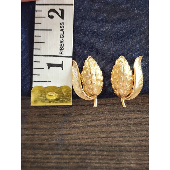 Vintage Signed Crown Trifari Brushed Gold tone Wheat Clip On Earrings Pinecone - Picture 5 of 11